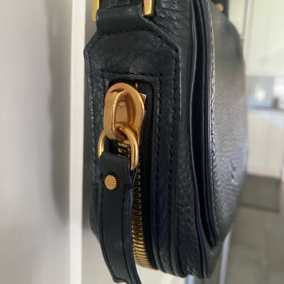 🖤India Hicks black leather crossbody with black and ivory striped strap - Picture 2 of 4